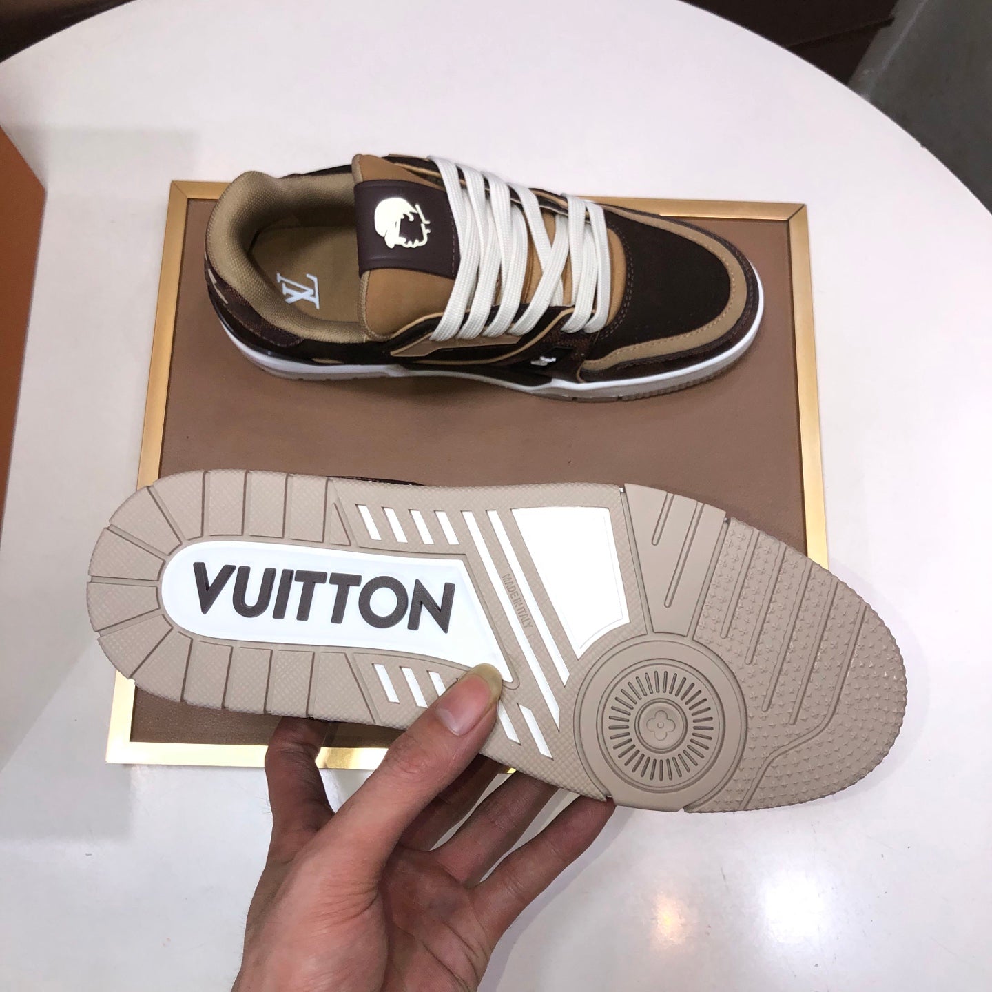 25 Luxury V Brand Casual Sneakers 0425112502