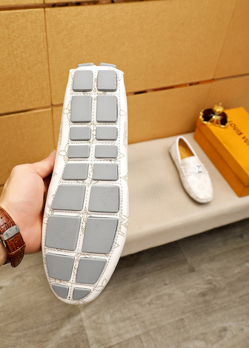 24 Men's Classic V logo Print Loafers XC0424052908