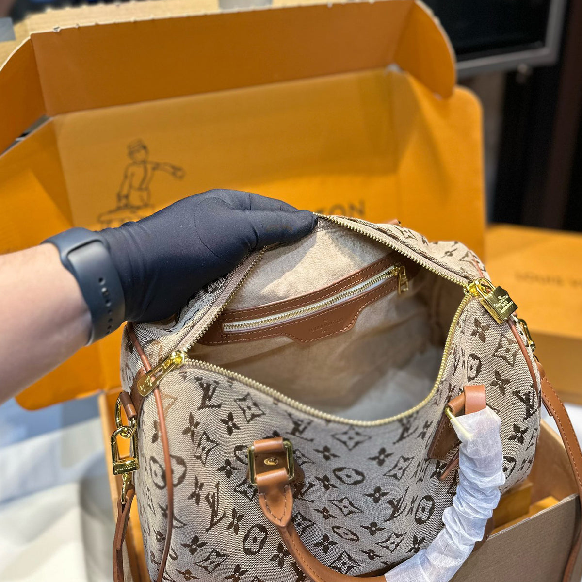 V Luxury Versatile pillow bag 0424052813