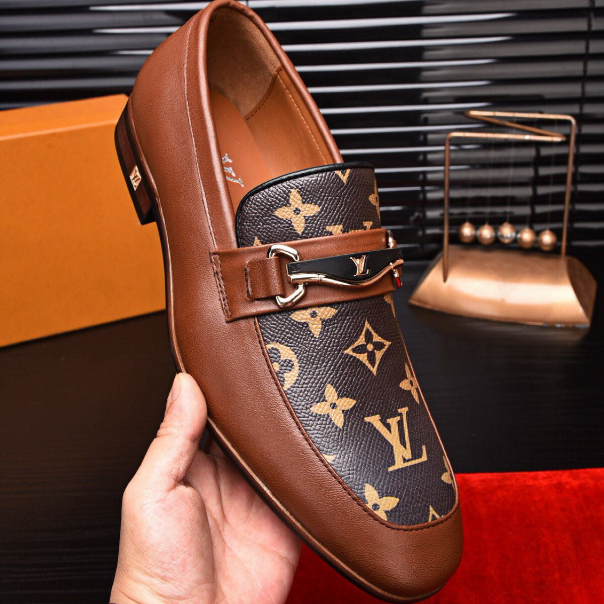 Men's Fashion Luxury V Logo Leather Shoes