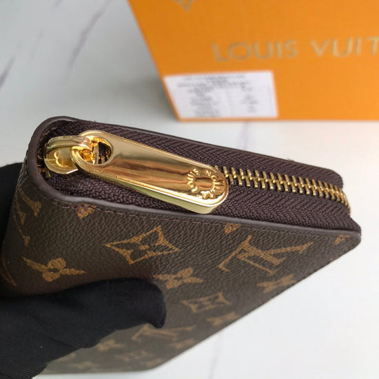 Fashion V Logo Brown Zipper Wallets 102407106
