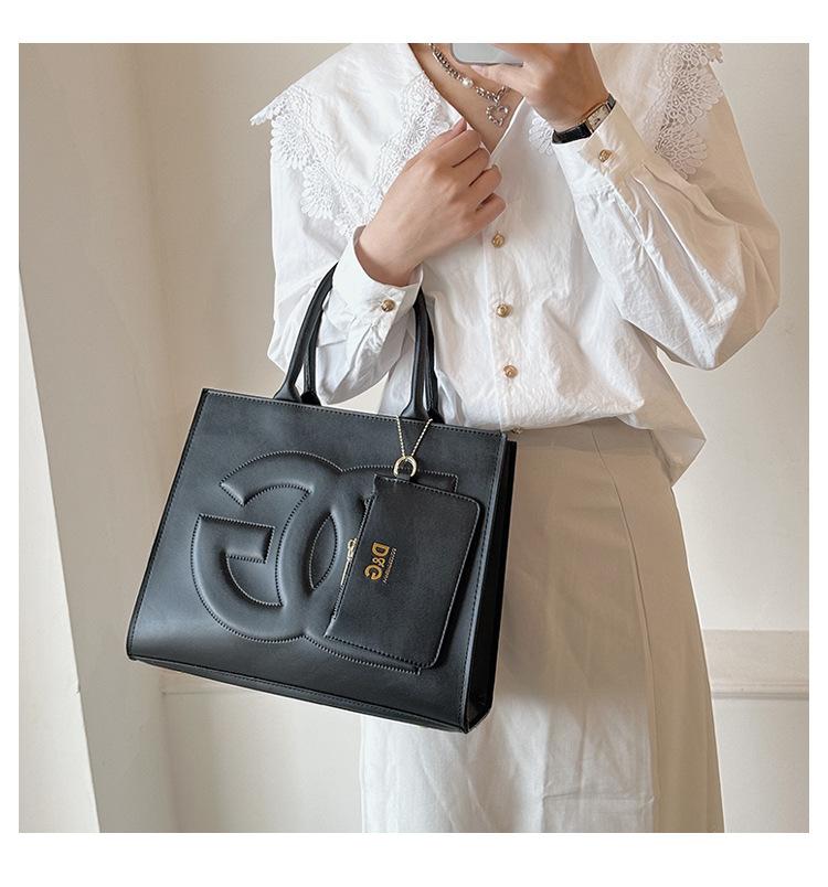 New Fashion Versatile One Shoulder Handheld Bag 1024010906