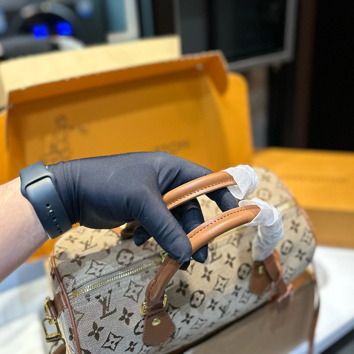 V Luxury Versatile pillow bag 0424052813