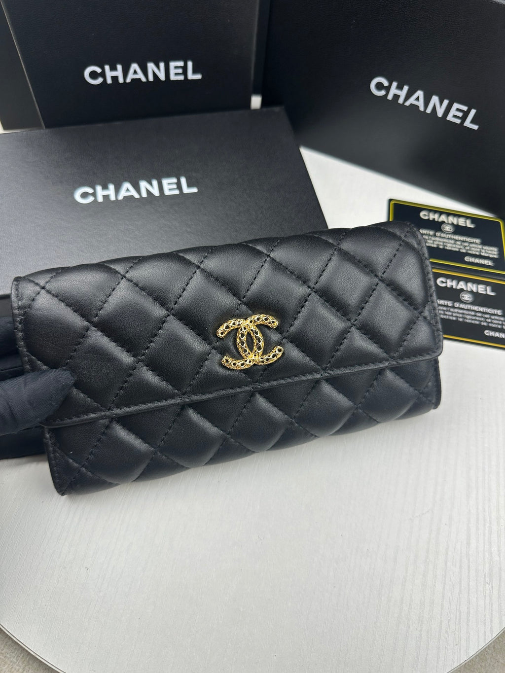 CHA A Timeless Classic Wallet For Women 0425050703