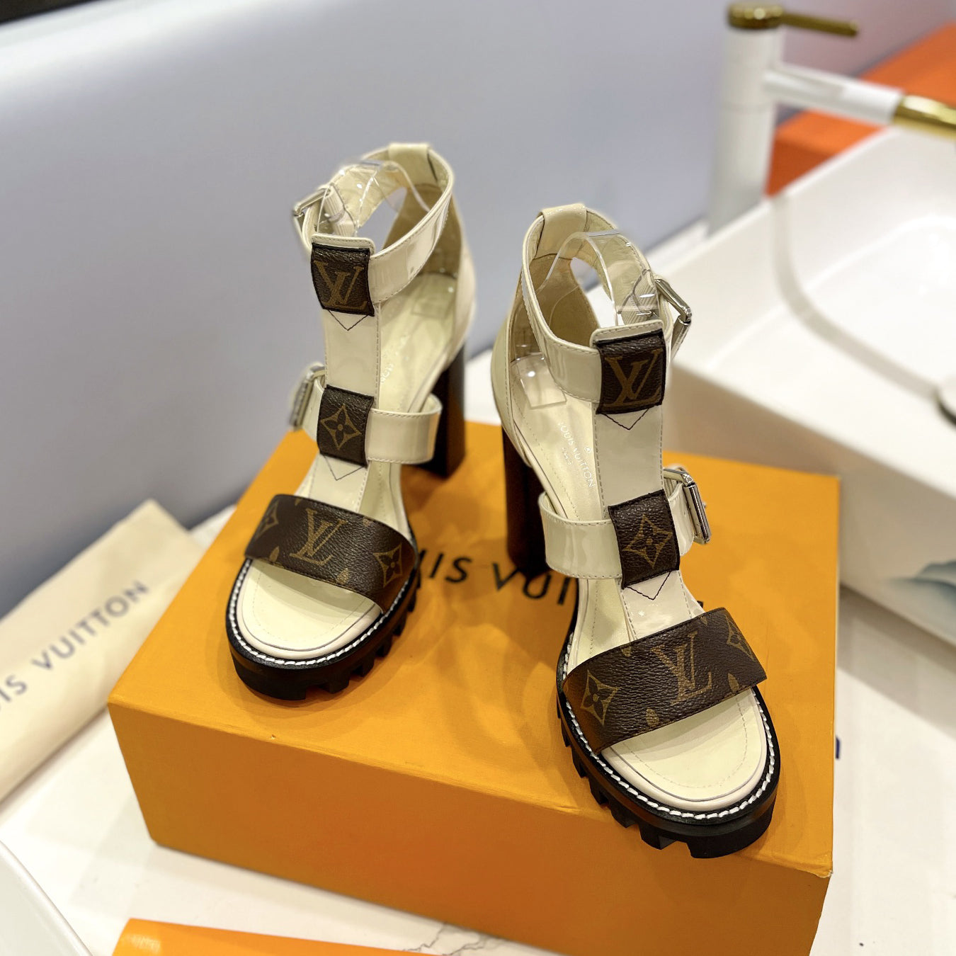 New fashion high heel sandals XC16052303