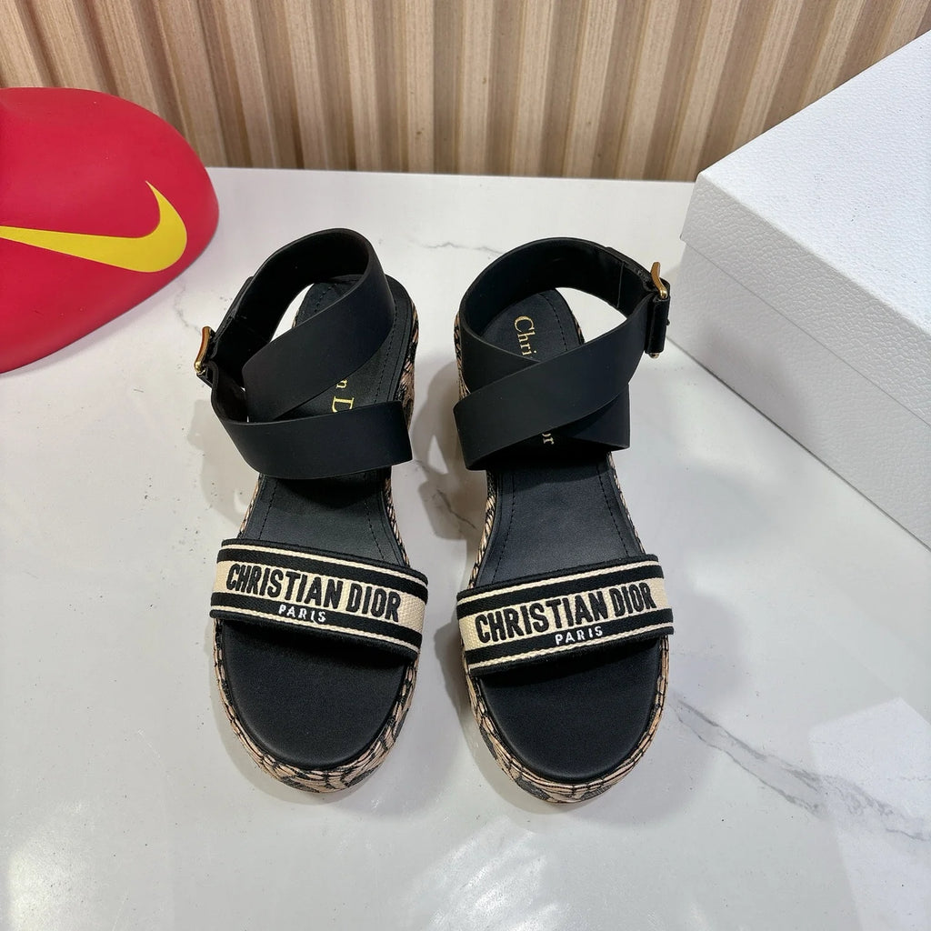 Thick Bottom Round Toe Open Toe Slippers 1025051207