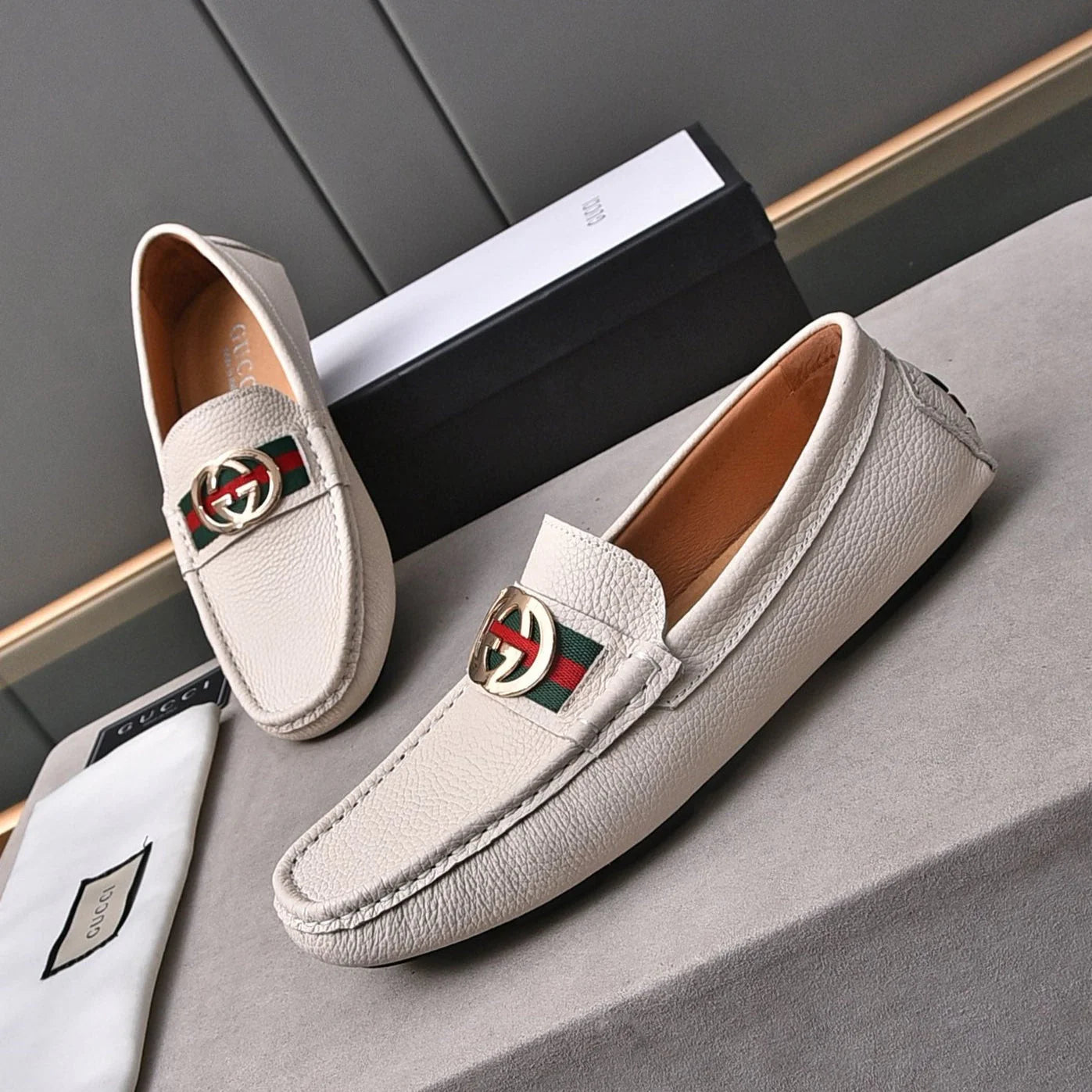 GG Men's Interlocking GG Loafer White Cowhide 853335