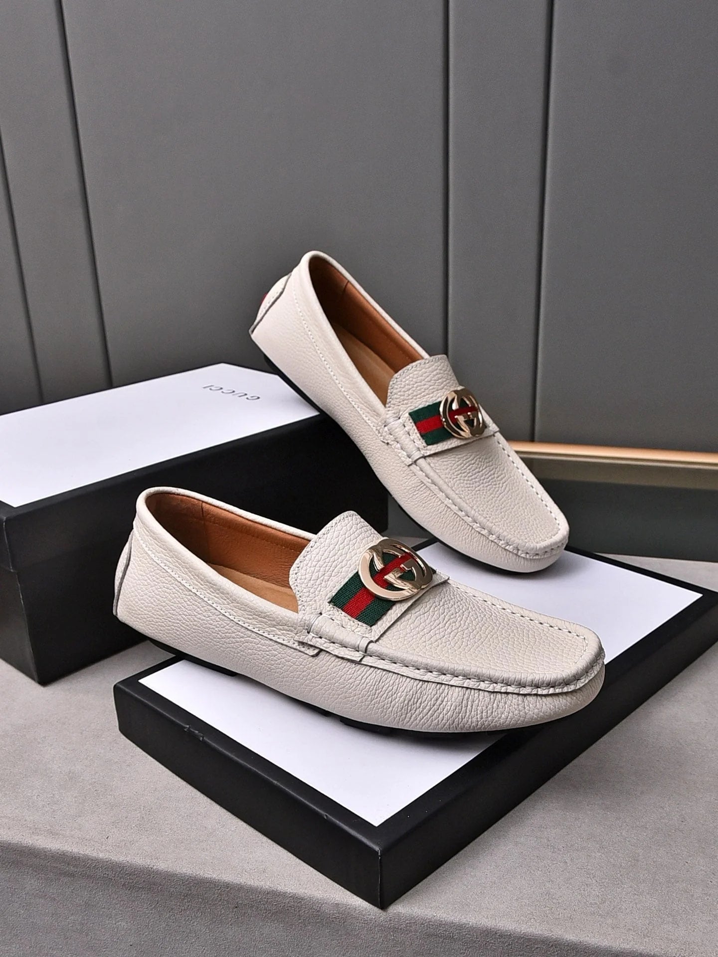 GG Men's Interlocking GG Loafer White Cowhide 853335