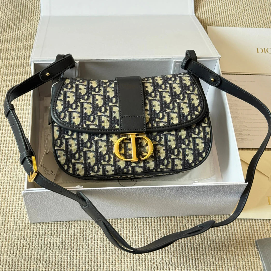 Montaigne D Family Classic Old Flower Crossbody Bag 1025061704
