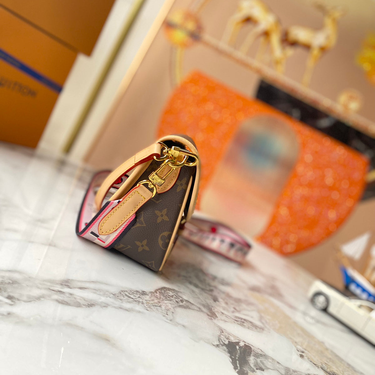 Ladies Fashion Luxury V Logo Shoulder Bag