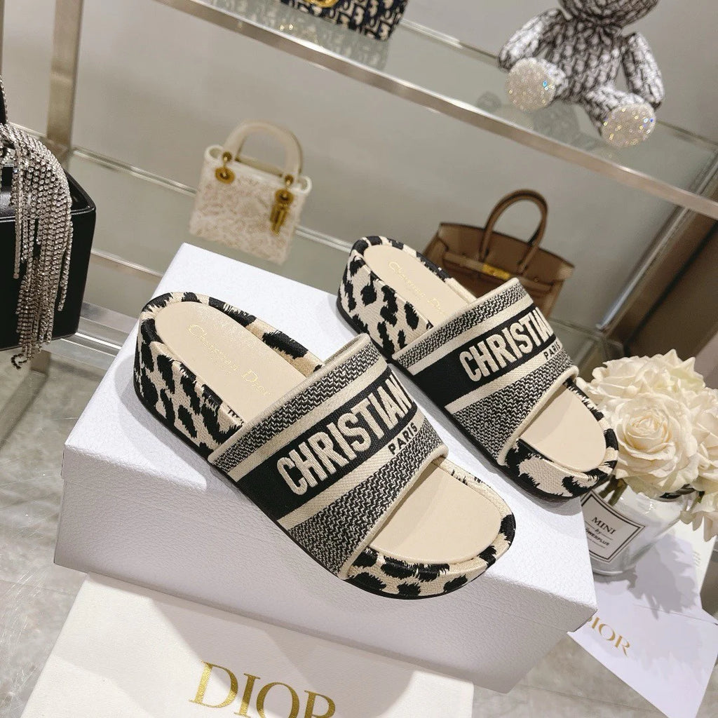 New Fashion Versatile Thick-soled Sandals 1024052906