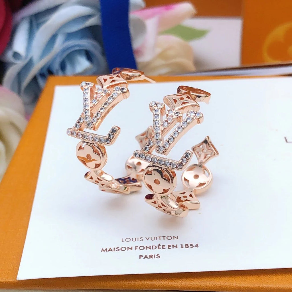 New fashion and versatile earrings for early spring 1024020704