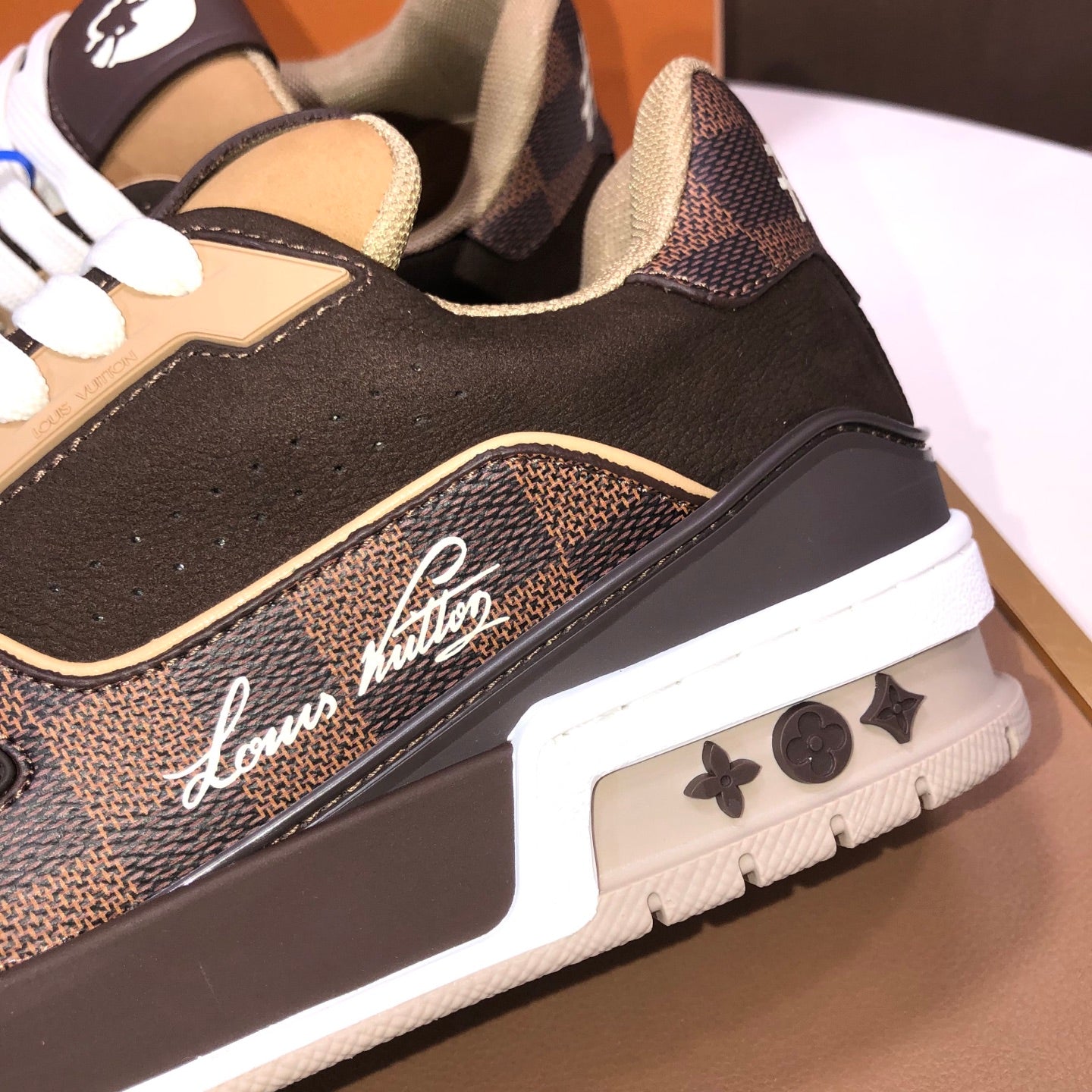25 Luxury V Brand Casual Sneakers 0425112502