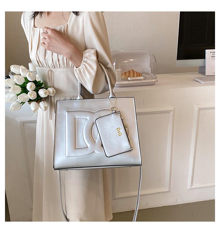 New Fashion Versatile One Shoulder Handheld Bag 1024010906