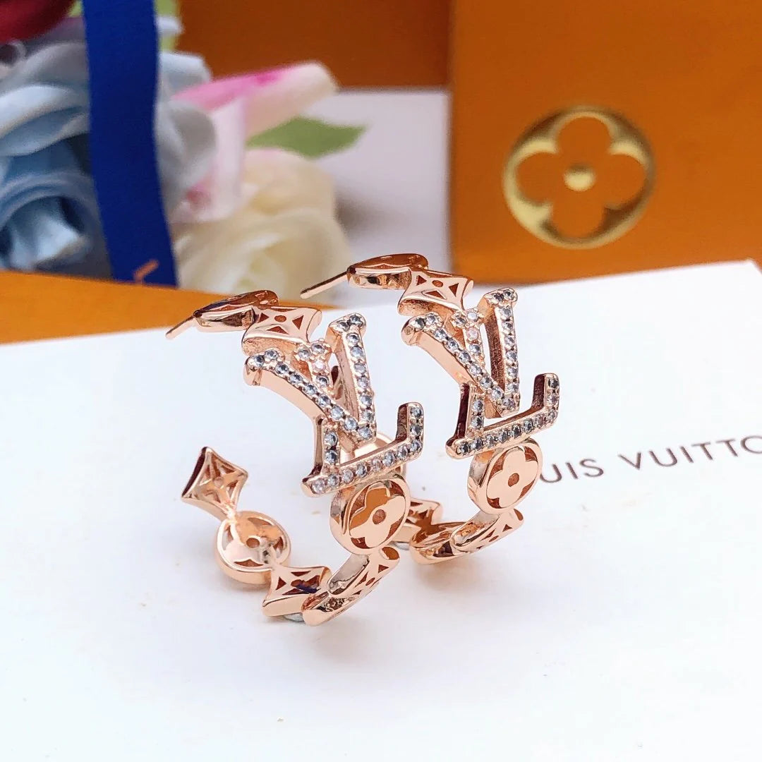 New fashion and versatile earrings for early spring 1024020704