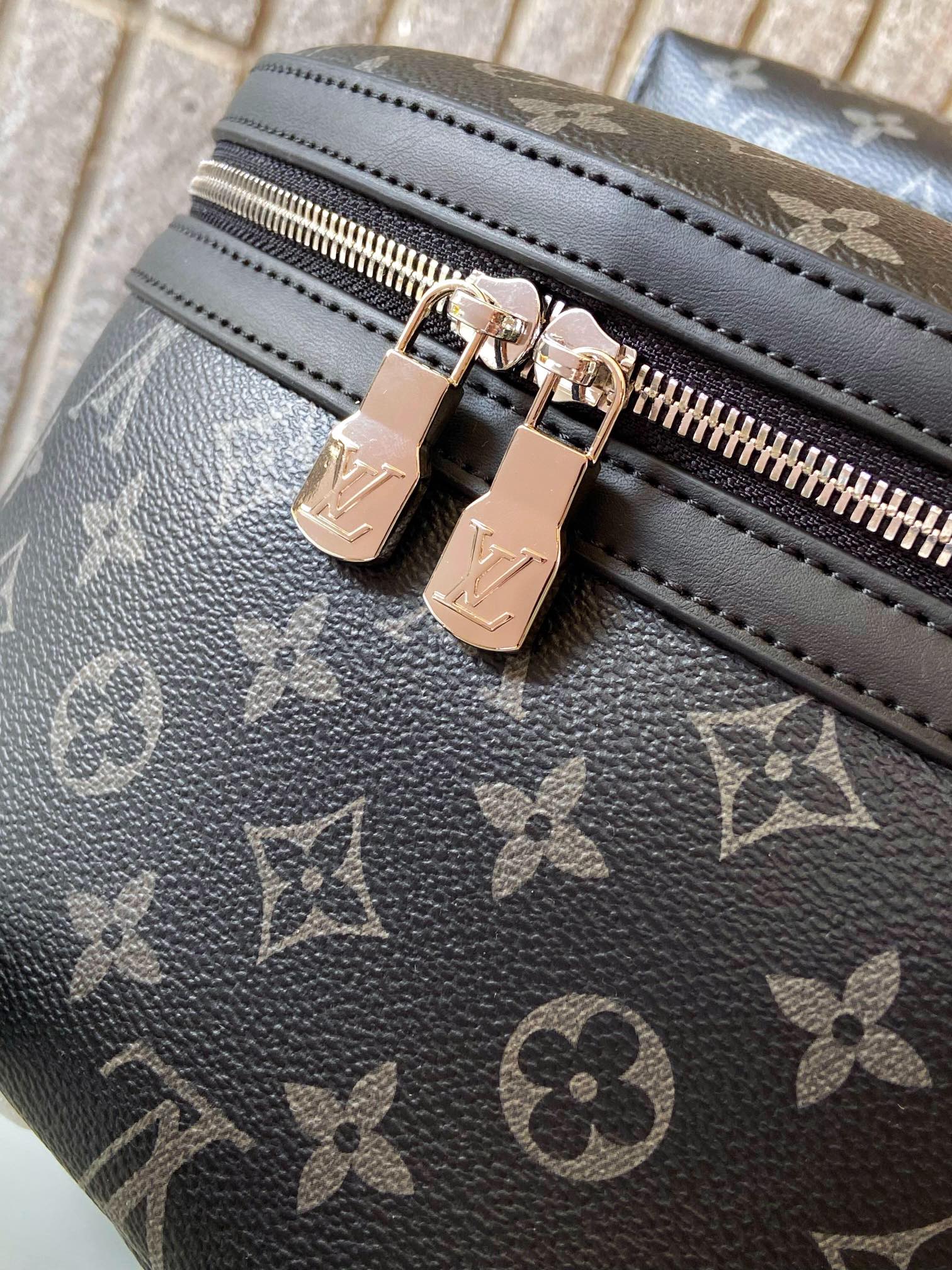 Luxury V Logo Classic RACER Backpack XC0425111904