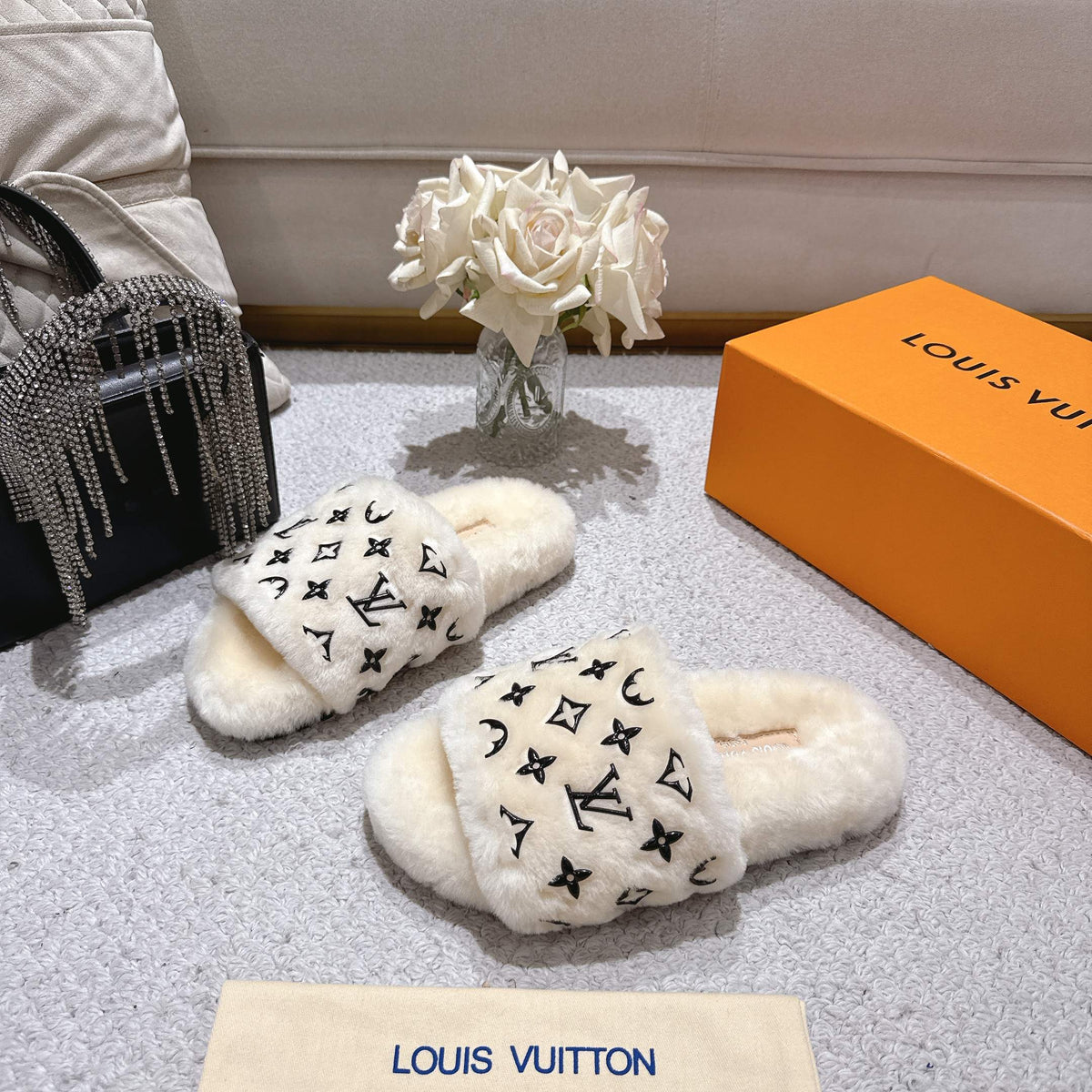 26 Luxury V Logo Fleece Slippers XC0425102008