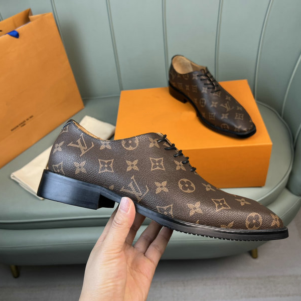 Men's classic Luxury V Logo dress shoes