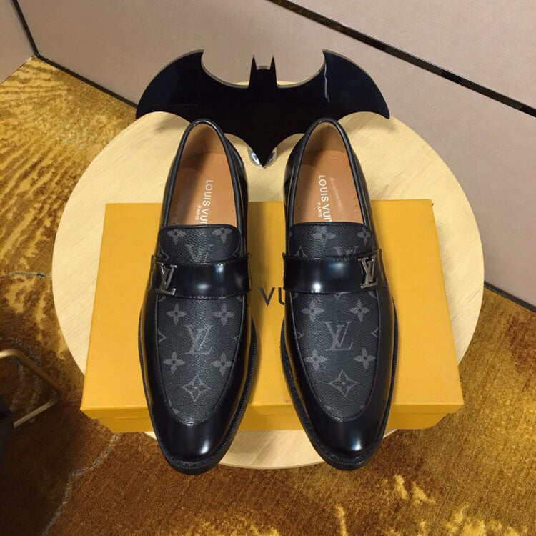 New Classic V Logo Casual Leather Shoes XC042404021