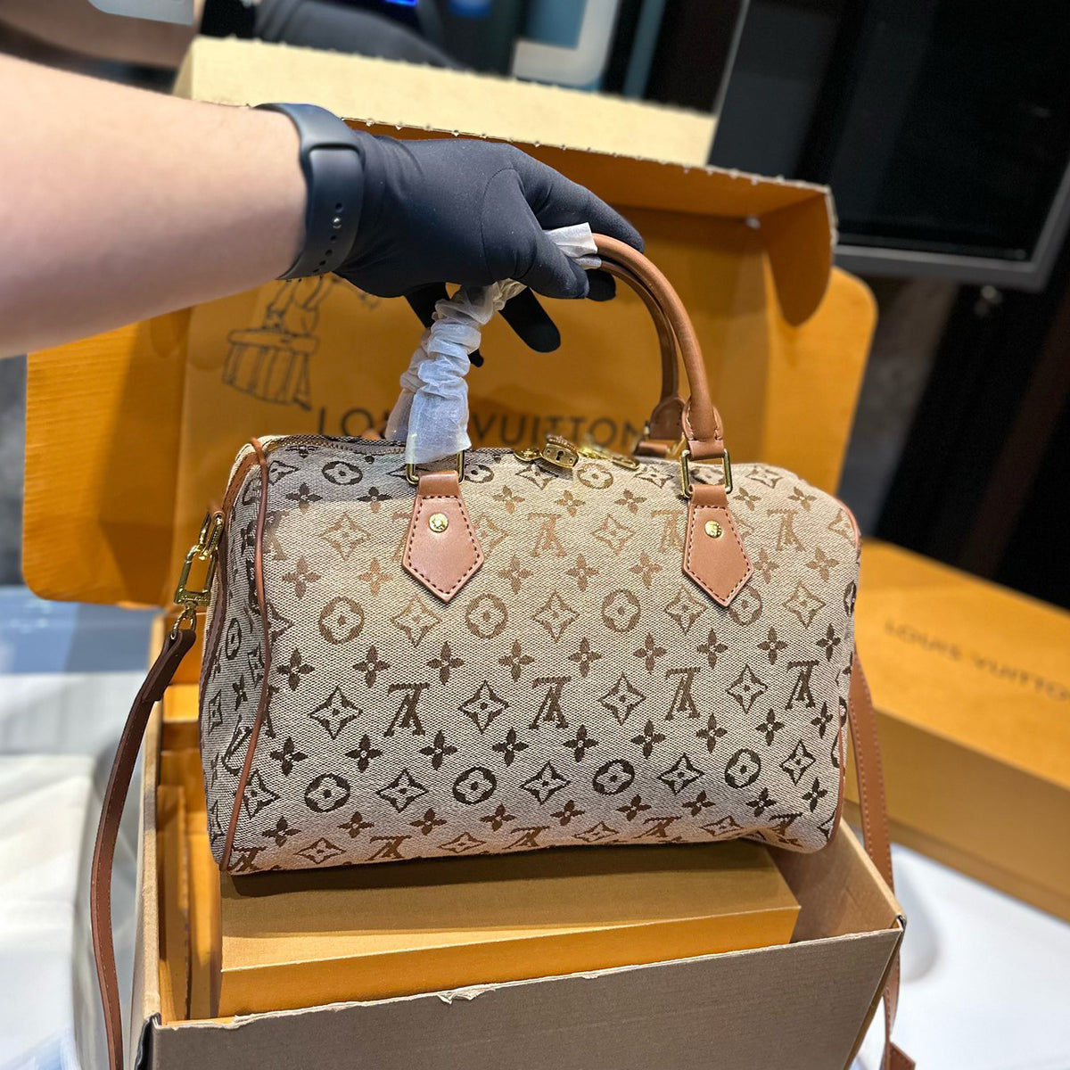 V Luxury Versatile pillow bag 0424052813