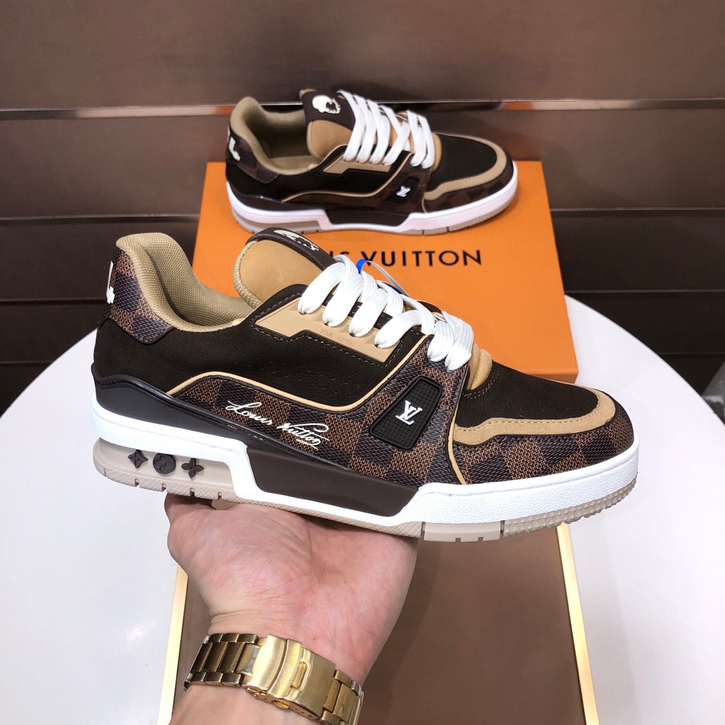 25 Luxury V Brand Casual Sneakers 0425112502