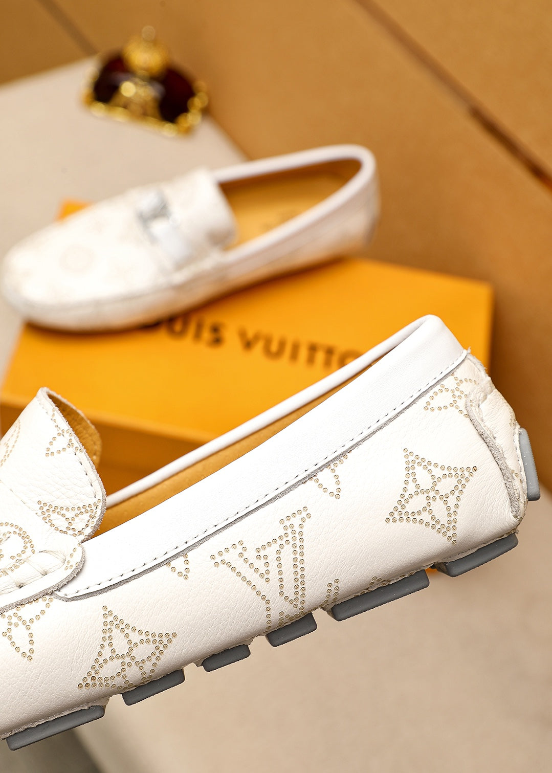 24 Men's Classic V logo Print Loafers XC0424052908