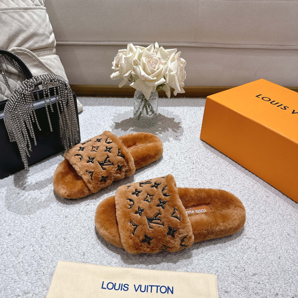 26 Luxury V Logo Fleece Slippers XC0425102008