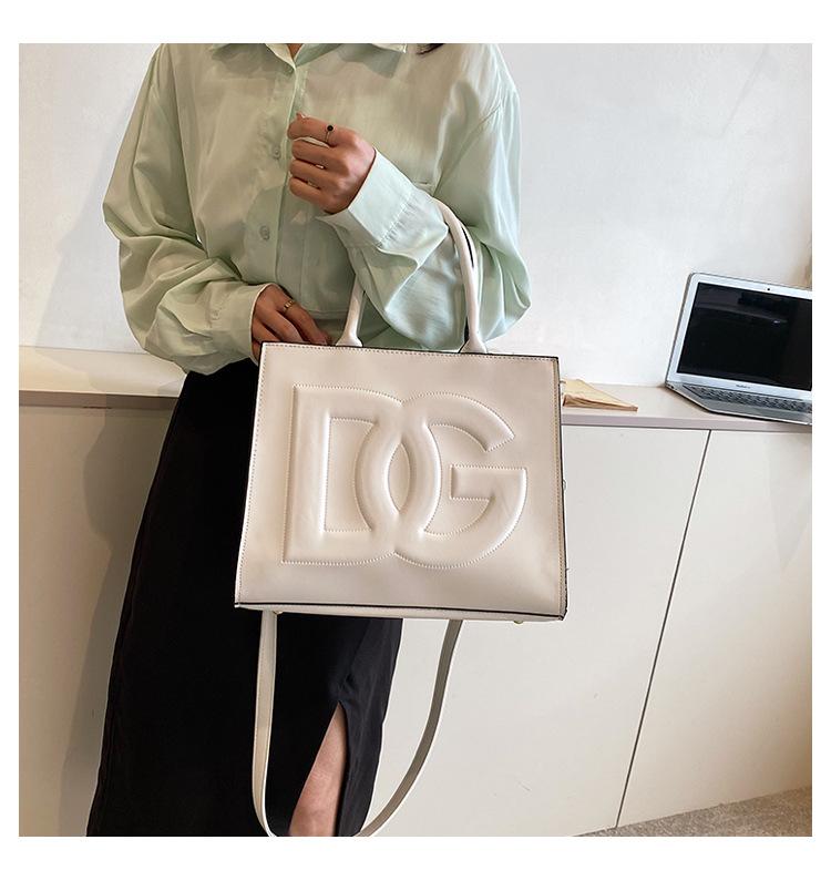 New Fashion Versatile One Shoulder Handheld Bag 1024010906