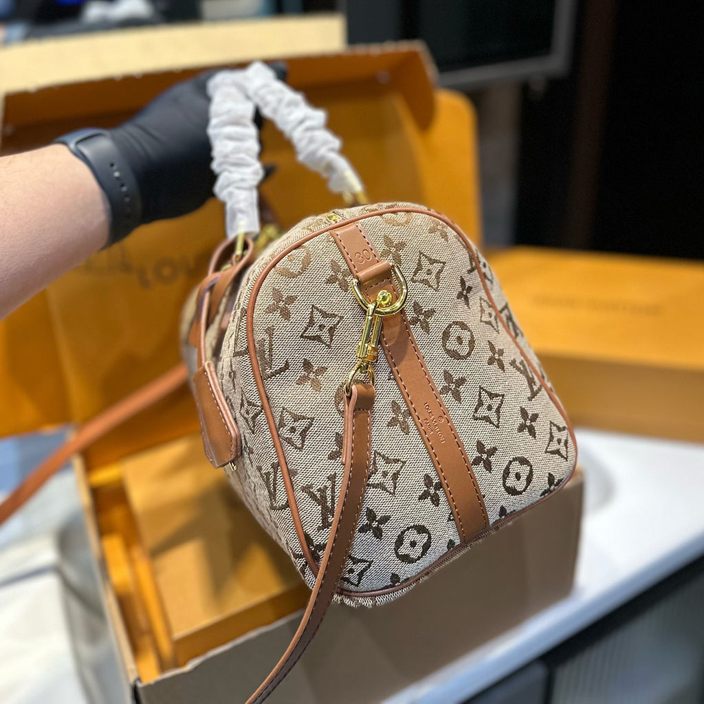 V Luxury Versatile pillow bag 0424052813