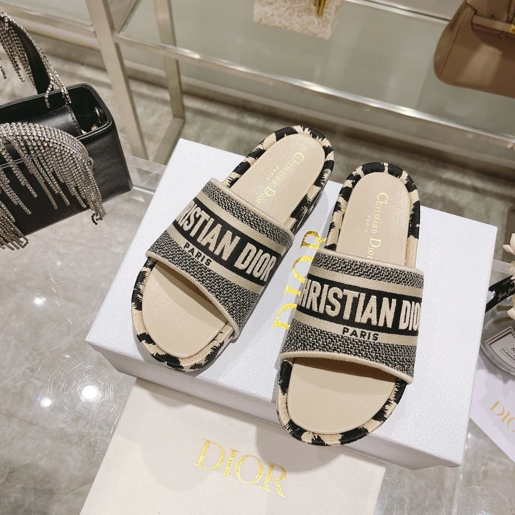 New Fashion Versatile Thick-soled Sandals 1024052906