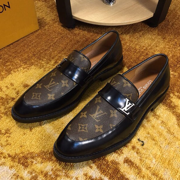 New Classic V Logo Casual Leather Shoes XC042404021