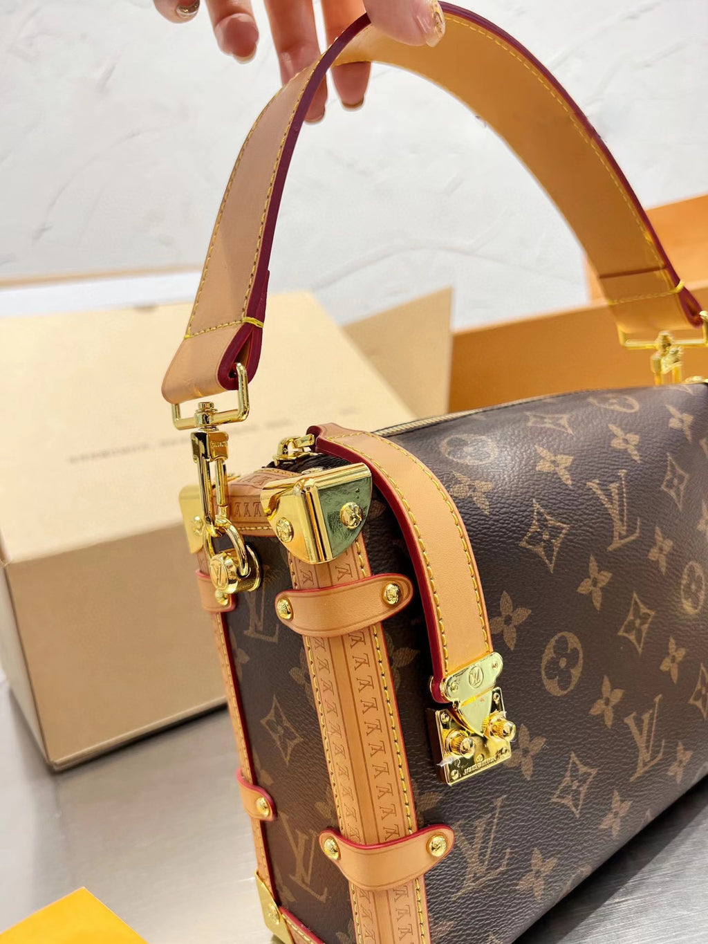 2023 New V logo early spring three-dimensional box bag portable shoulder messenger bag