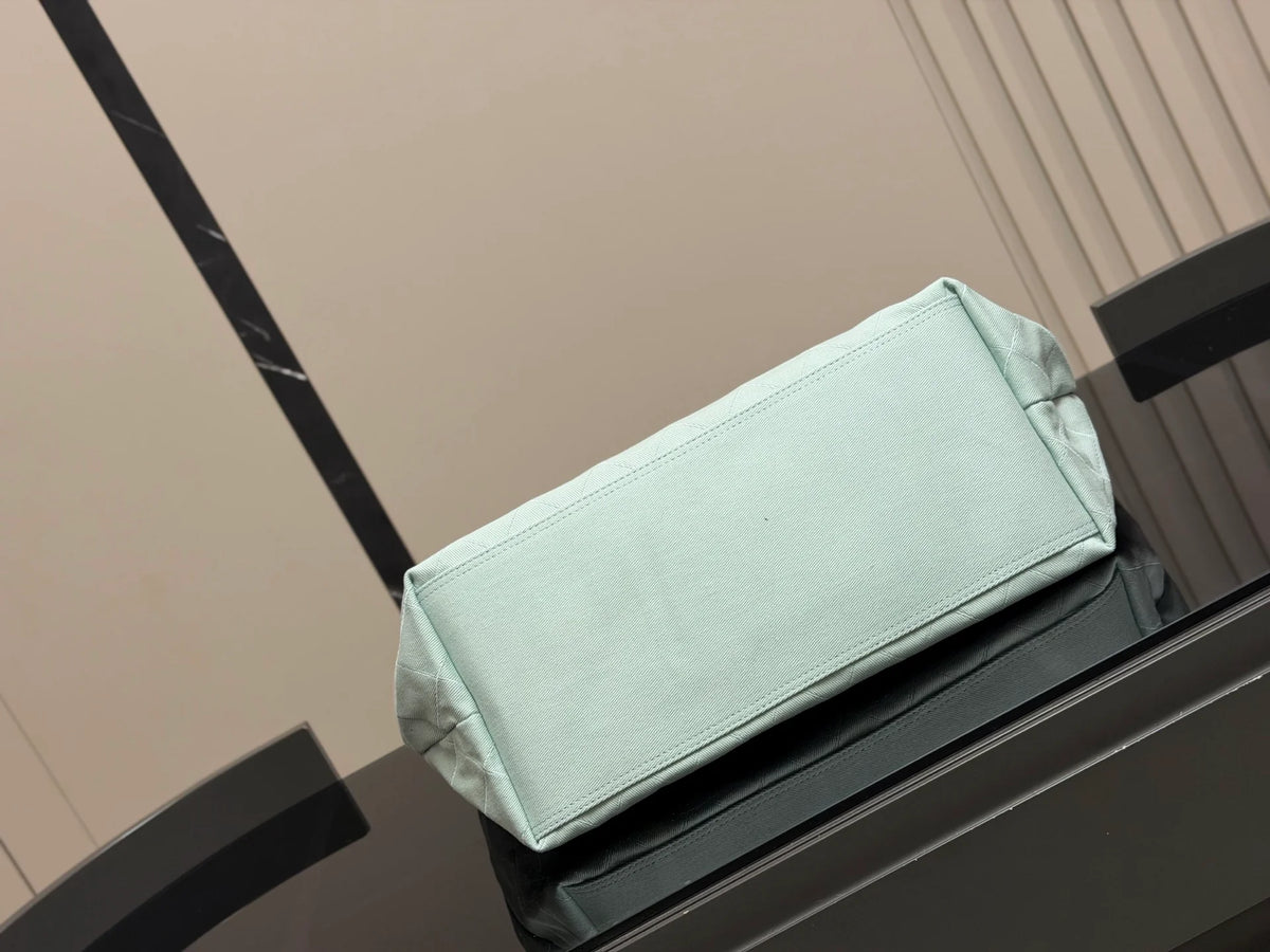 Stylish and Versatile Tote Bag 1026052938
