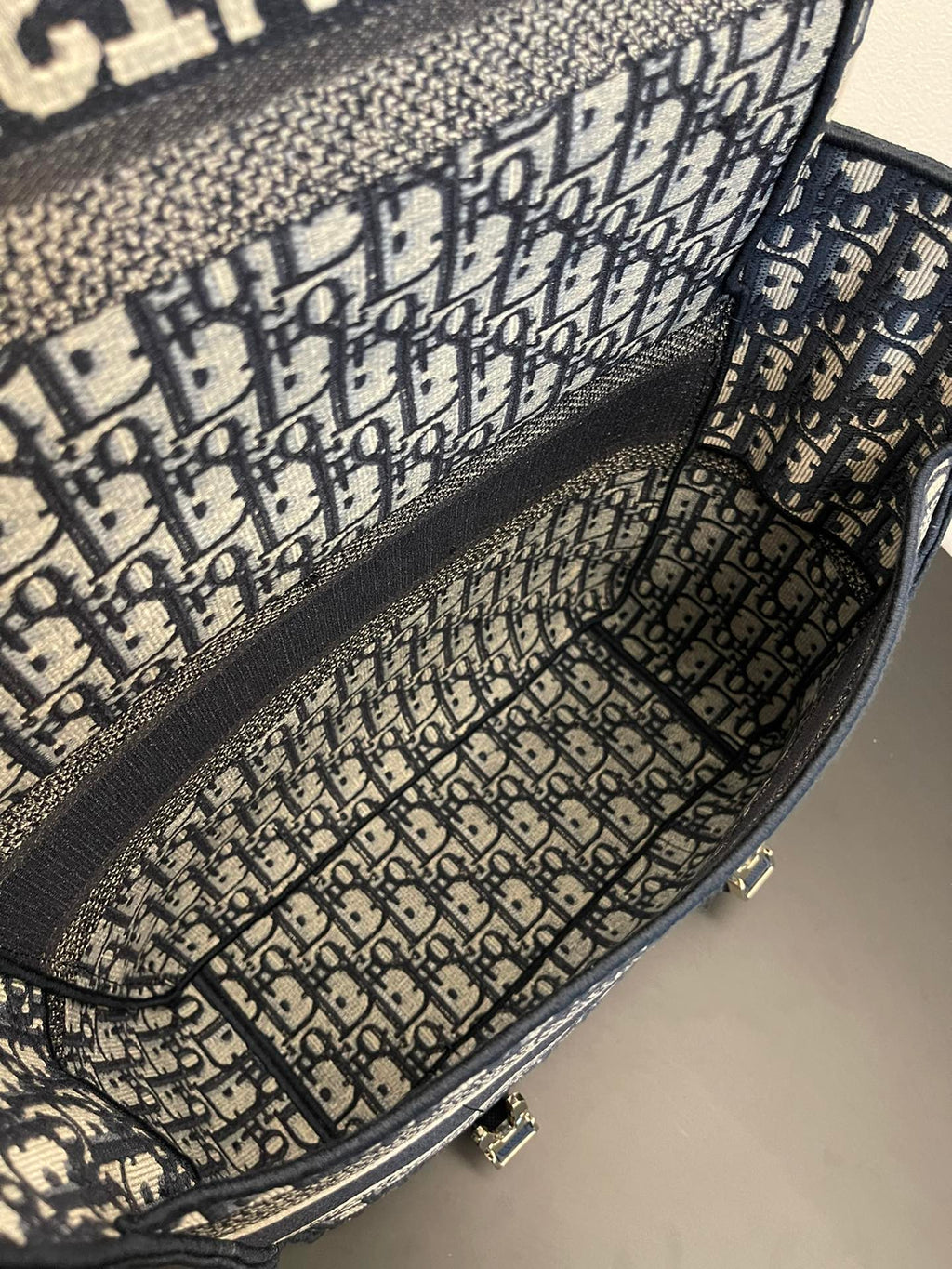 MEDIUM 28 CDCAMP BAG IN BLUE OBLIQUE EMBROIDERY