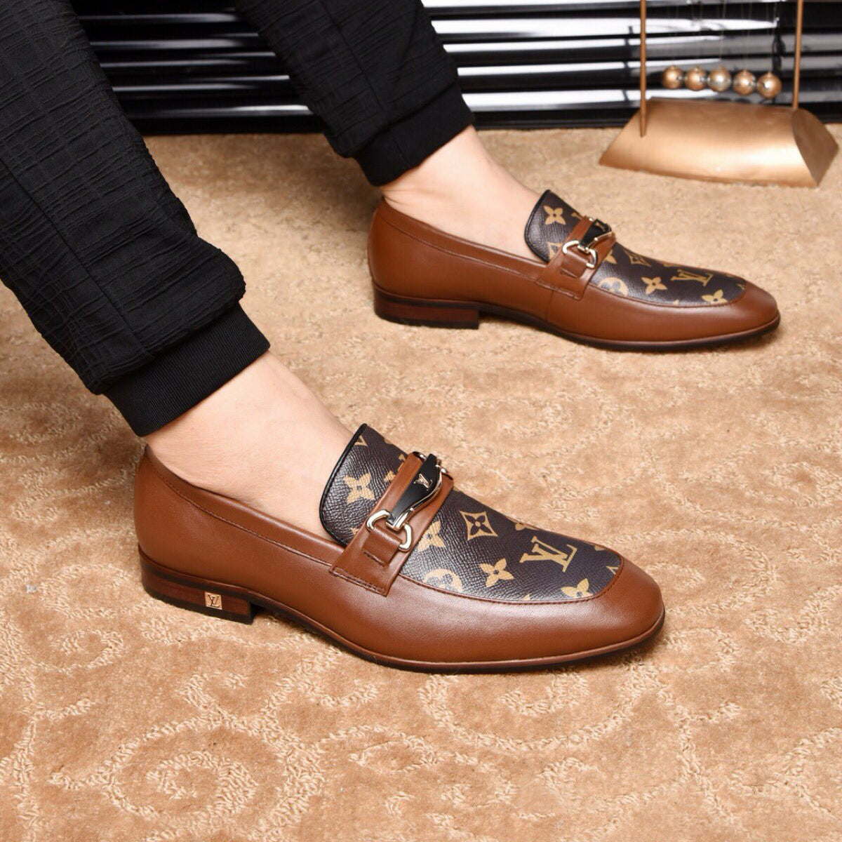 Men's Fashion Luxury V Logo Leather Shoes