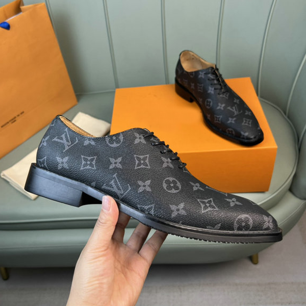 Men's classic Luxury V Logo dress shoes