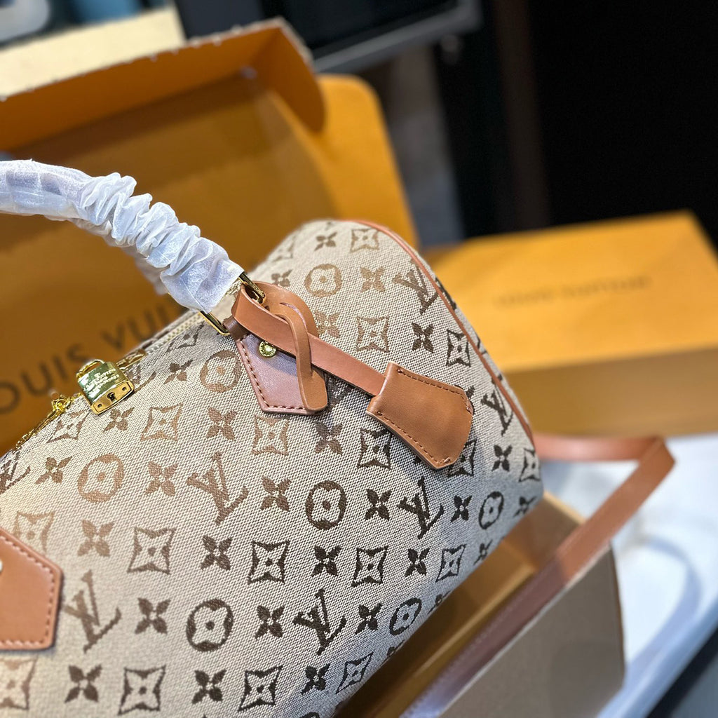 V Luxury Versatile pillow bag 0424052813