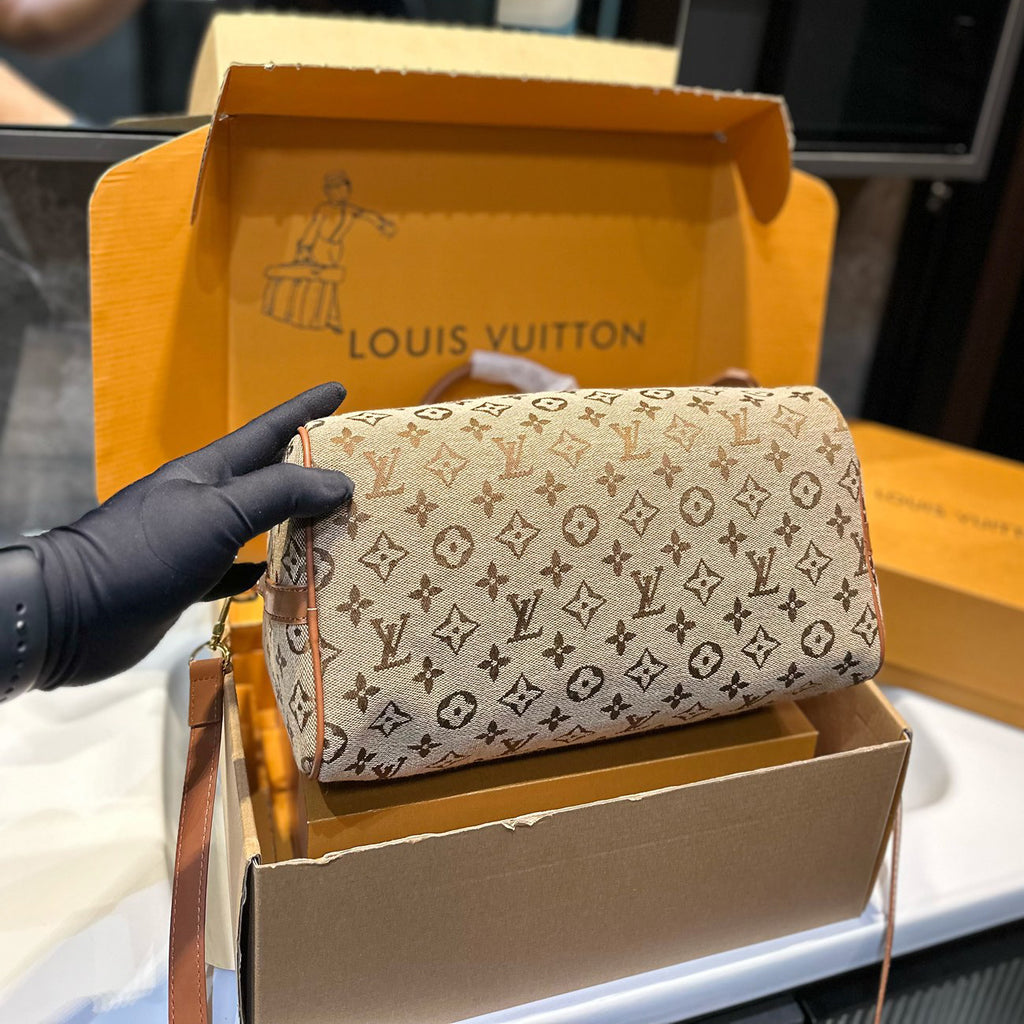 V Luxury Versatile pillow bag 0424052813