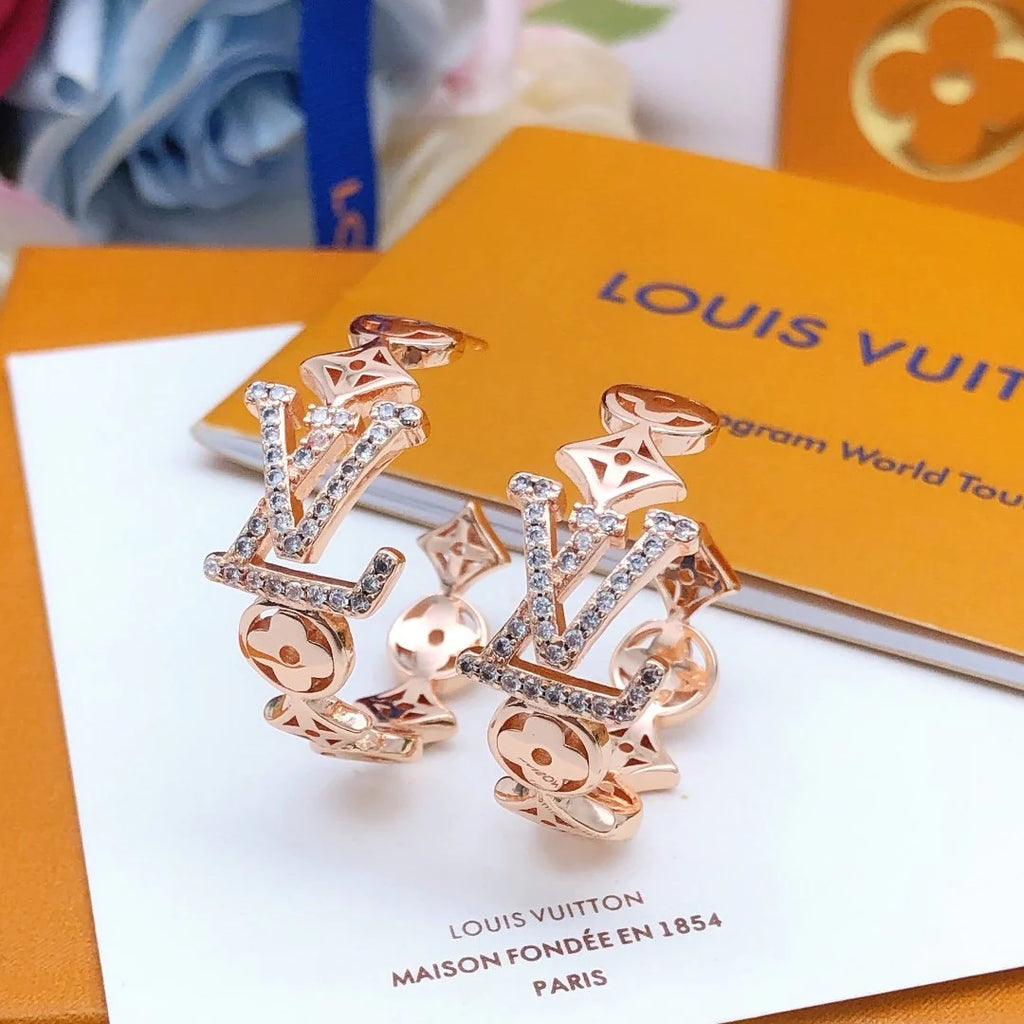 New fashion and versatile earrings for early spring 1024020704
