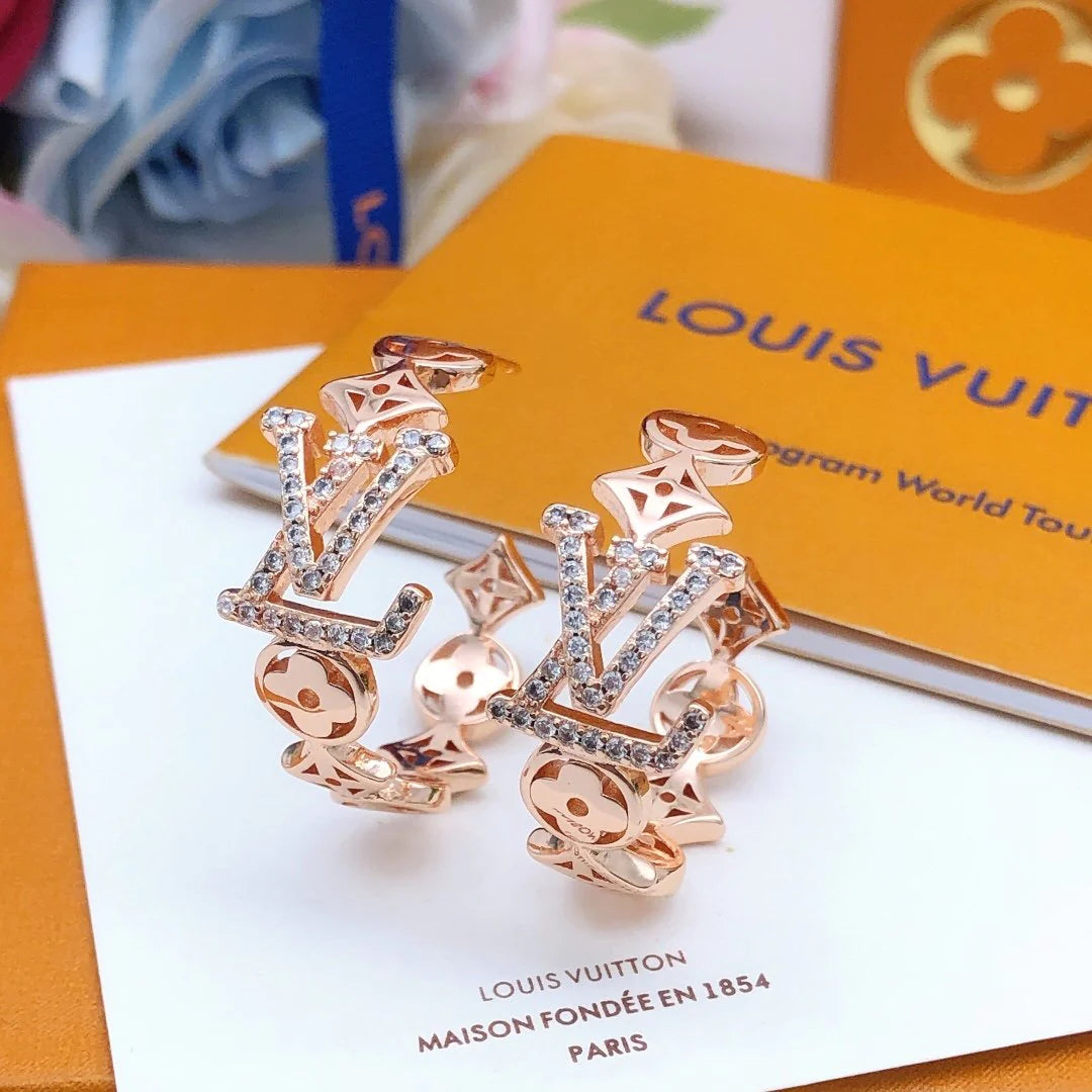 New fashion and versatile earrings for early spring 1024020704