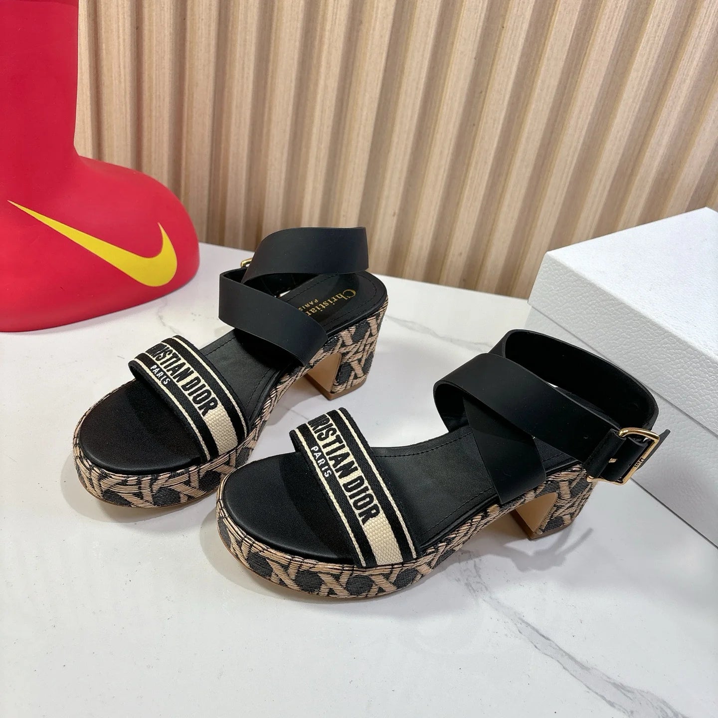 Thick Bottom Round Toe Open Toe Slippers 1025051207