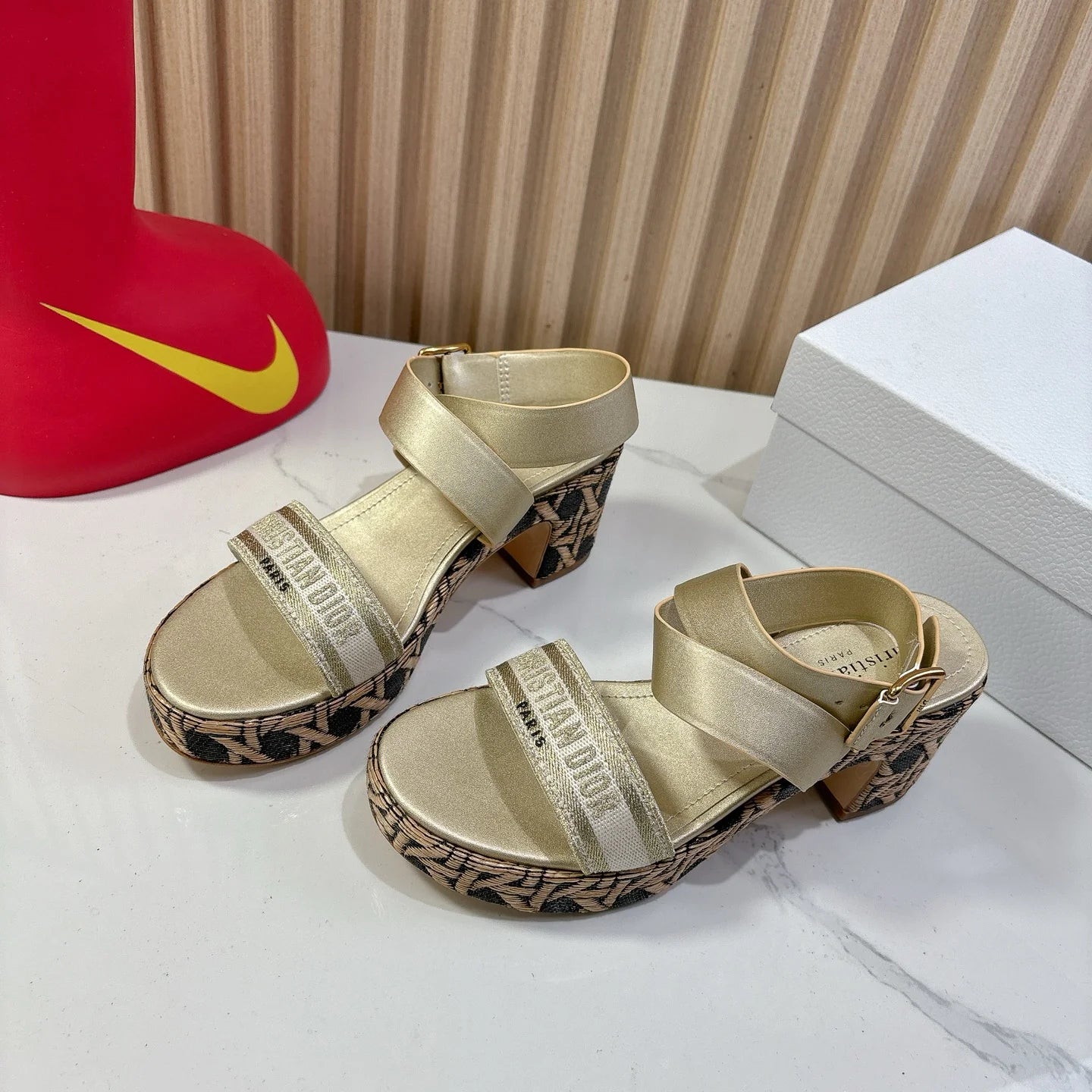 Thick Bottom Round Toe Open Toe Slippers 1025051207