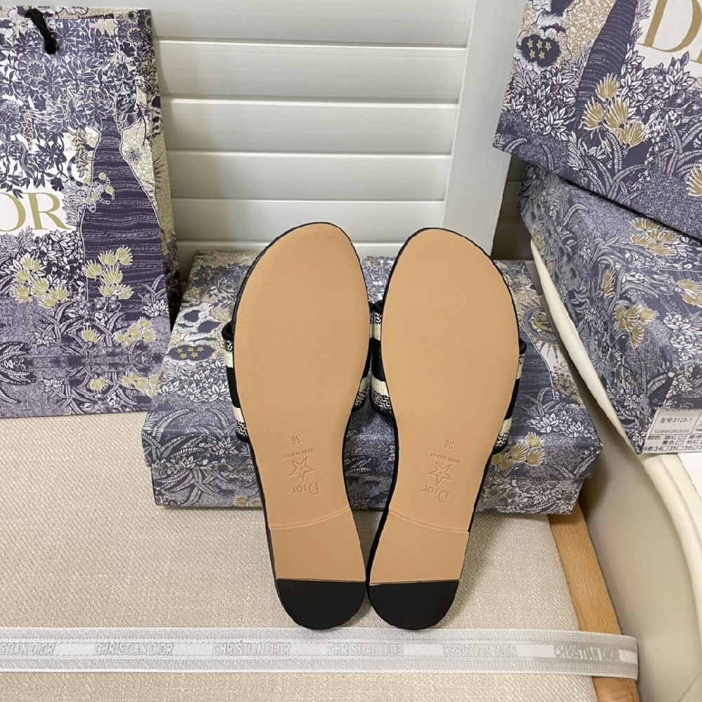 Classic Embroidered Slippers S11 PD04071107