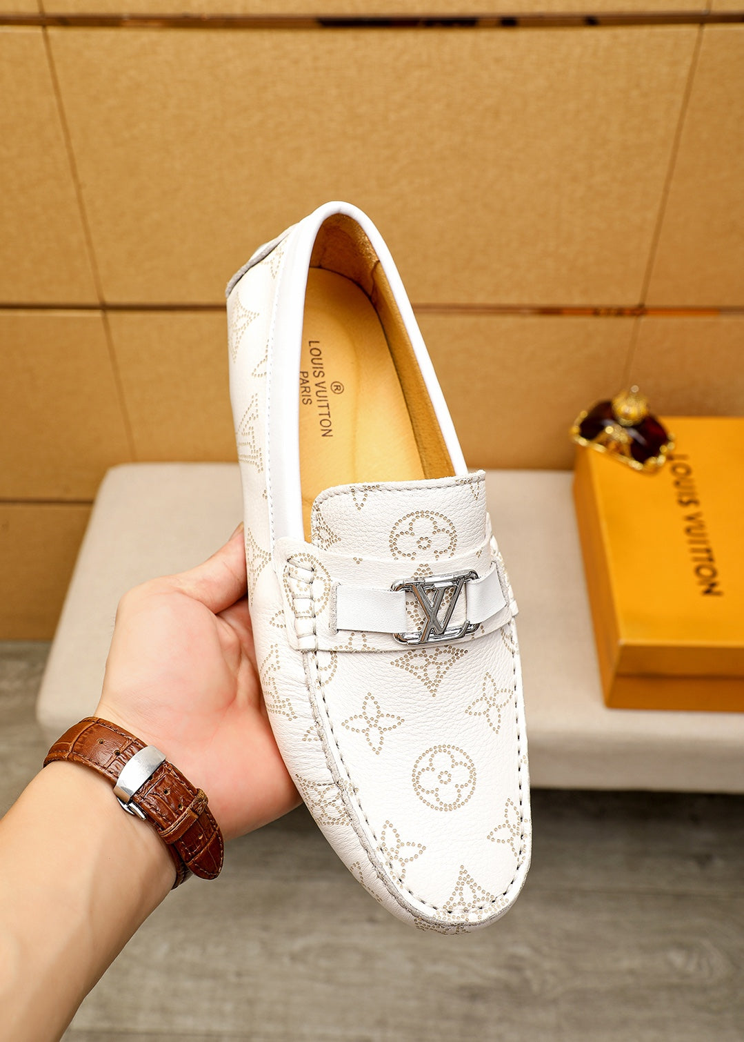 24 Men's Classic V logo Print Loafers XC0424052908
