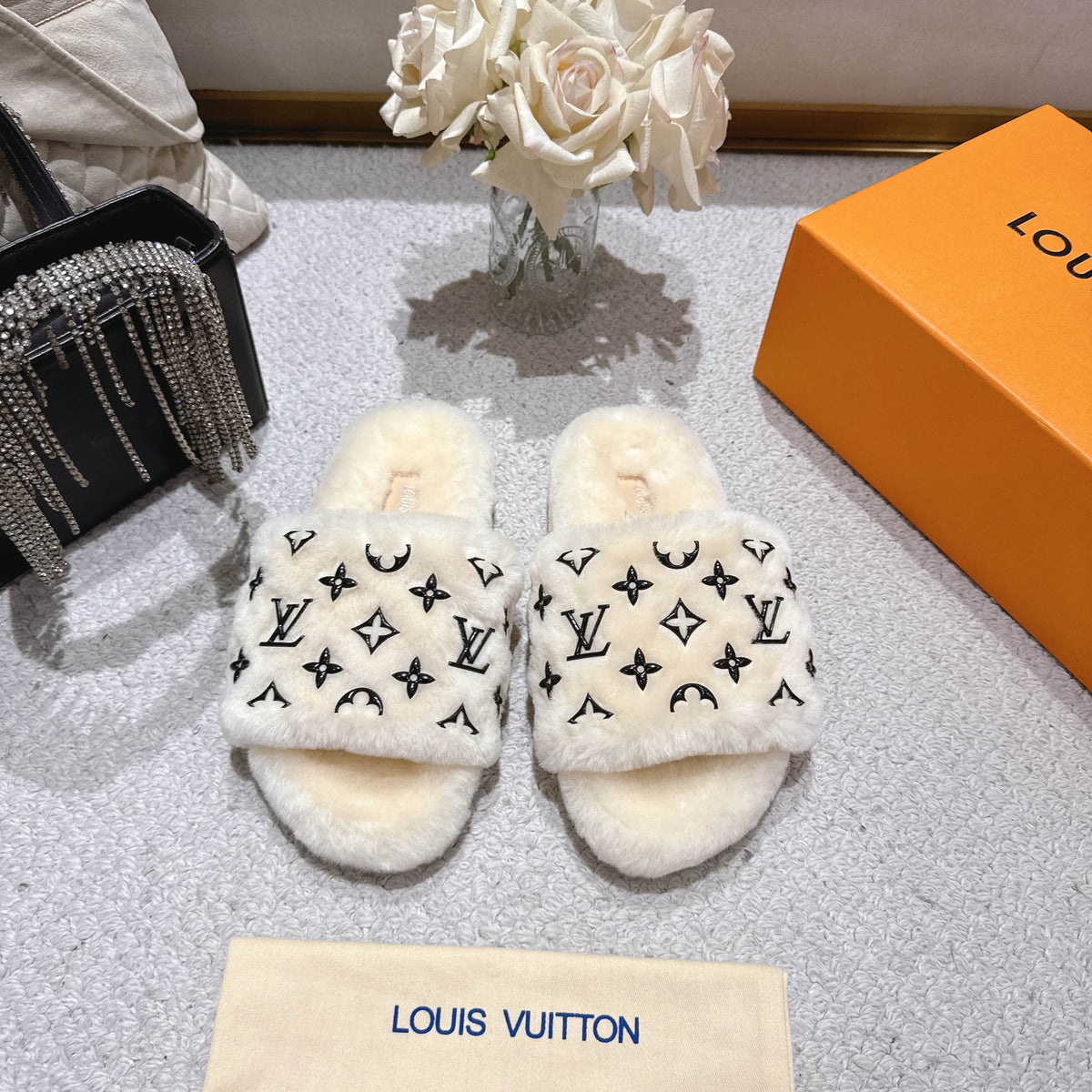 26 Luxury V Logo Fleece Slippers XC0425102008
