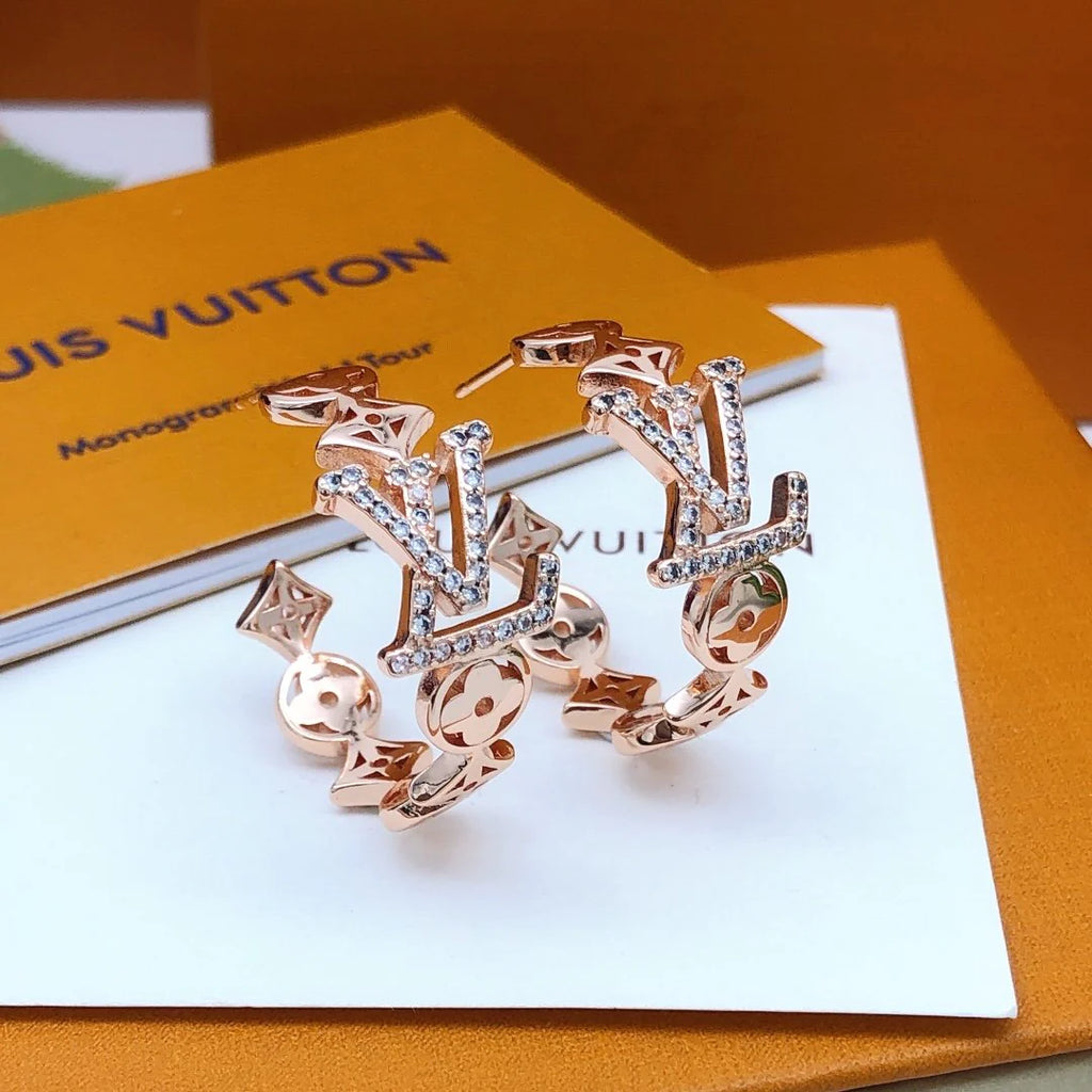 New fashion and versatile earrings for early spring 1024020704