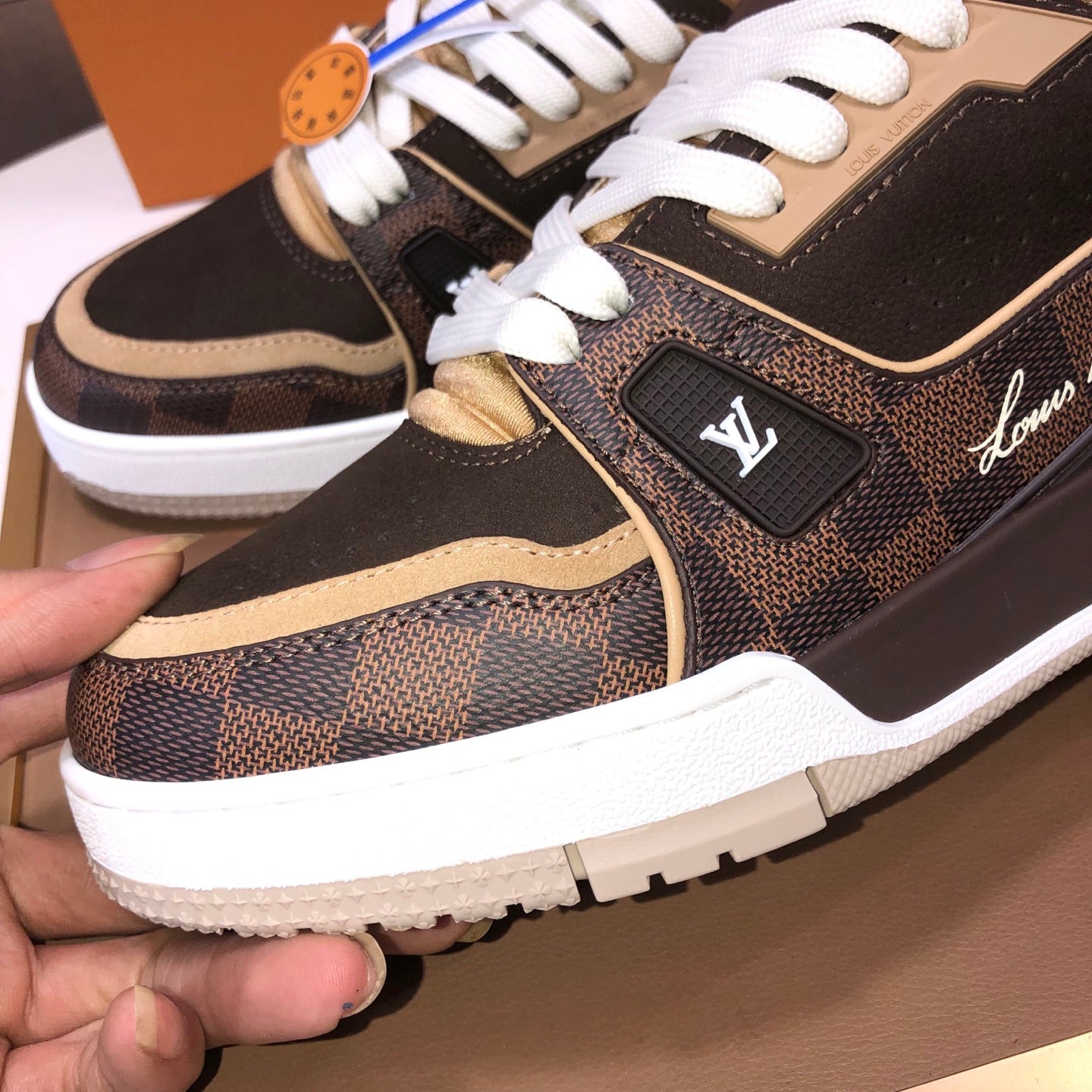 25 Luxury V Brand Casual Sneakers 0425112502