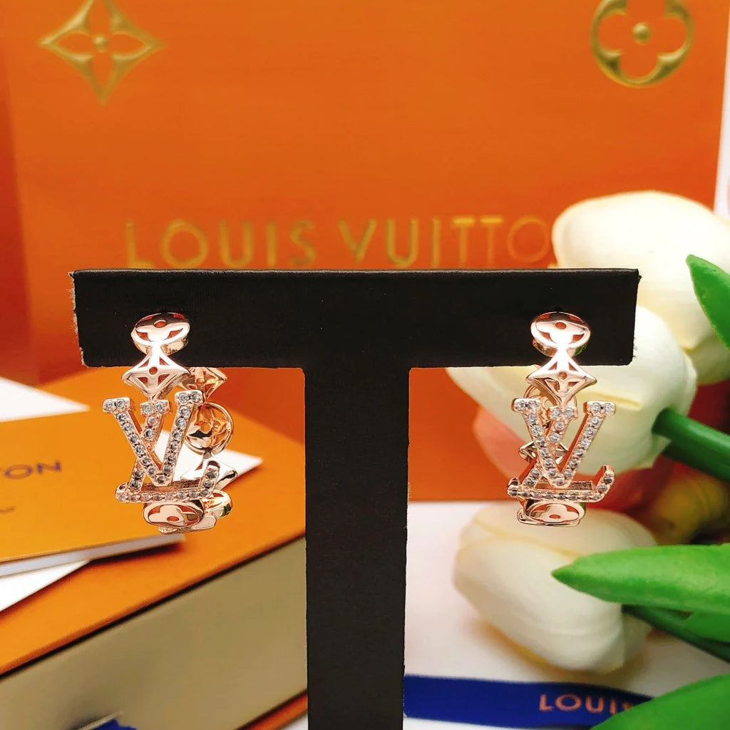 New fashion and versatile earrings for early spring 1024020704