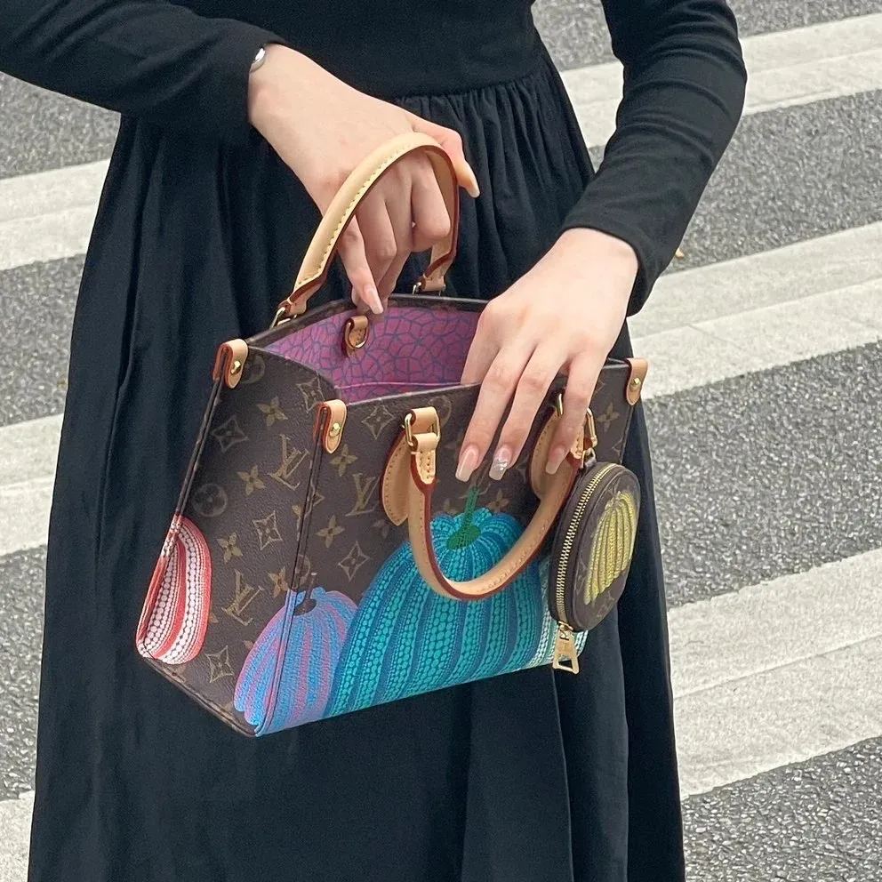2023 latest fashion trendy V Logo print pumpkin pattern tote bag PDD04062302
