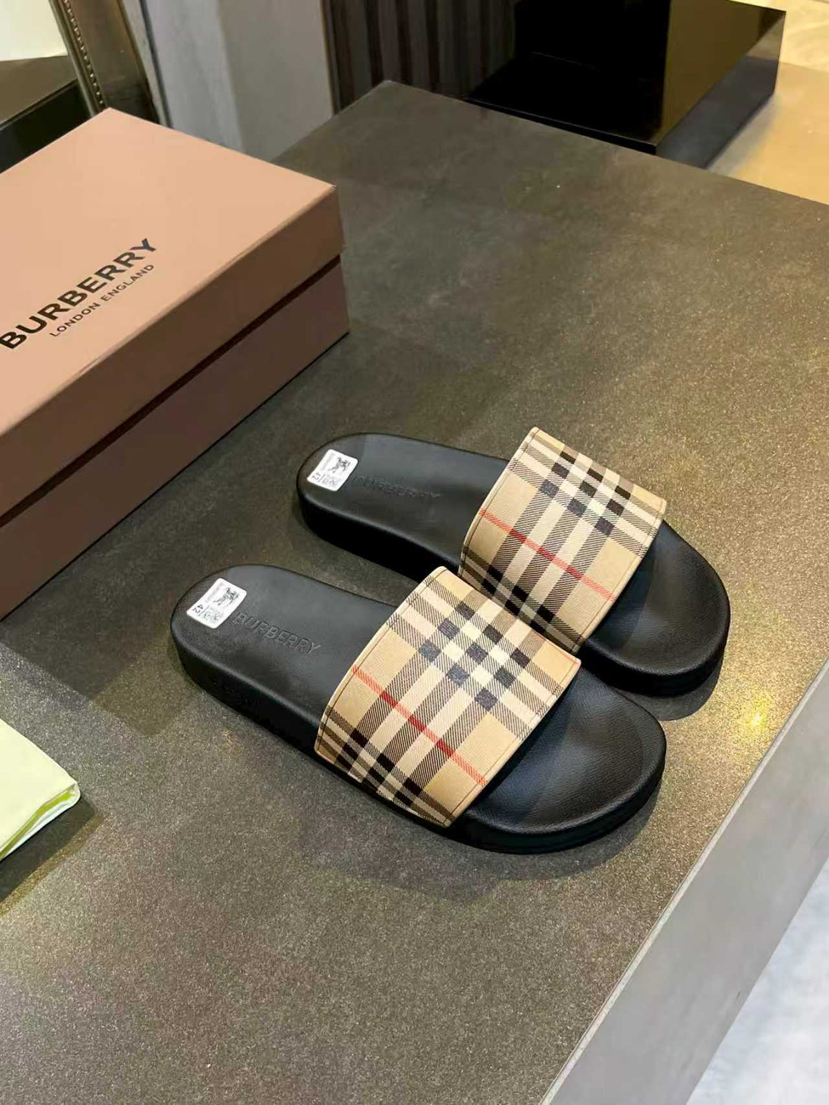 Women-26 New fashion and versatile women's slippers XC0426032512